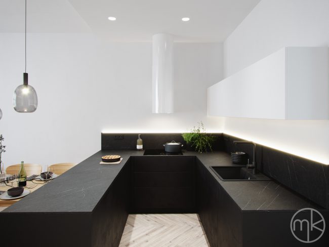 Černá moderní kuchyně s bílými skříňkami